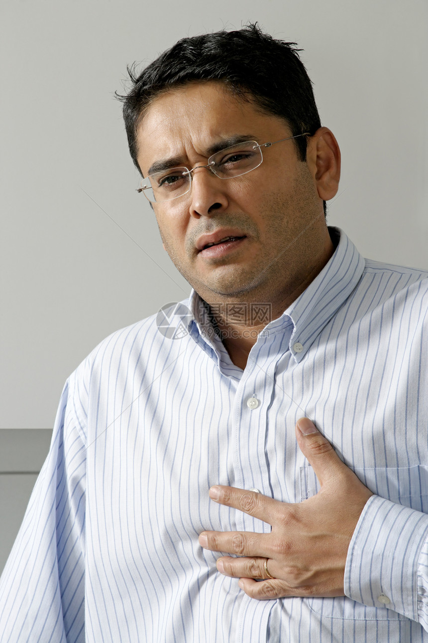 胸痛中年成人心脏病状况男性胸部男人心绞痛攻击心悸图片