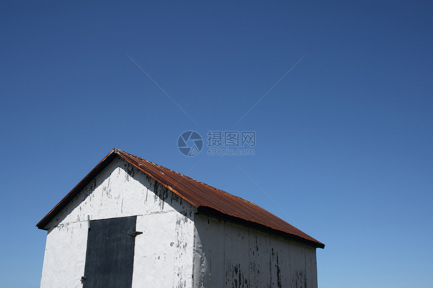 白小屋和蓝天空图片