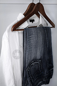 男子服装     蓝色牛仔裤和白衬衫背景图片