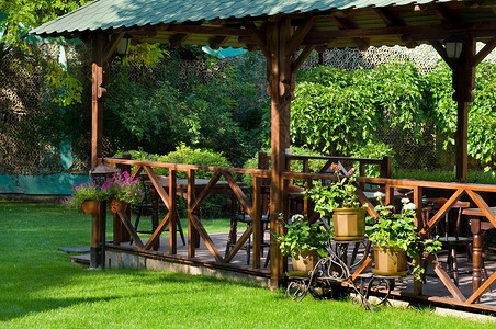 后院咖啡厅有很多绿色植物的露天空咖啡厅园艺露天金属晴天食堂露台后院酒吧阳台餐厅背景