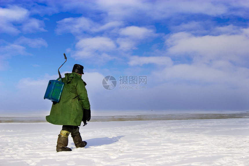 冰雪渔民离家出走天空男性冷冻钻头季节冰钻荒野蓝色爱好男人图片