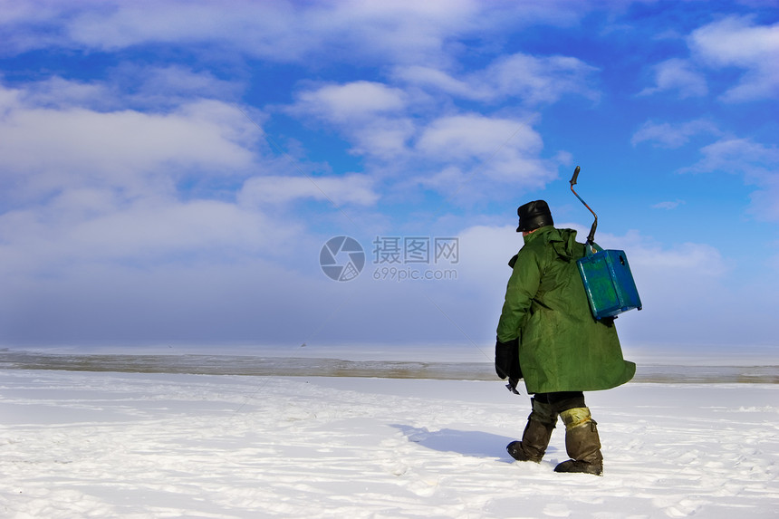 冰雪渔民离家出走天空荒野男人季节冰盖冰钻衣服闲暇阳光冰钓图片
