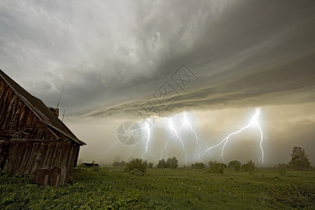 闪电云素材暴风地平线天气草地天空场地旅行车道土地雷雨背景