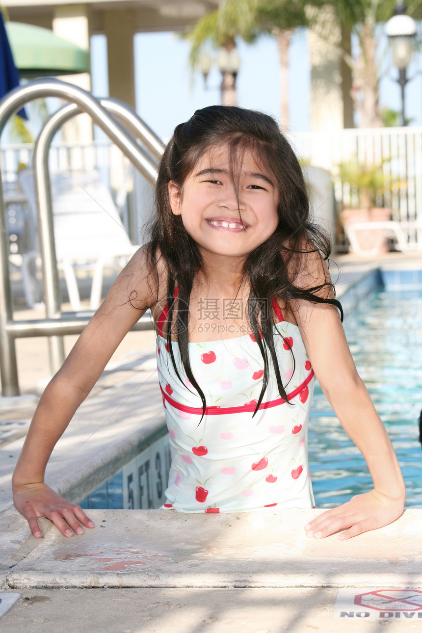 游泳池的小女孩阳光水池乐趣晴天微笑泳装混血儿混血喜悦福利图片