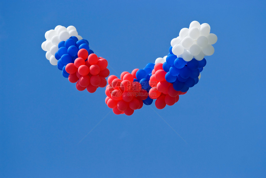 红色 白色和蓝色气球天空飞行节日国家庆典图片