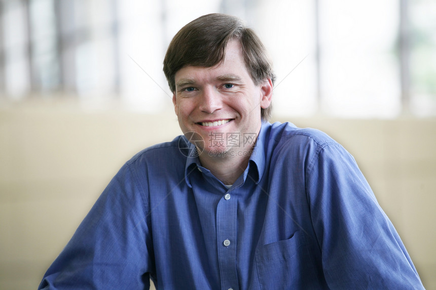 友好商务人士人士商务男人蓝色白色正装办公室微笑衬衫图片
