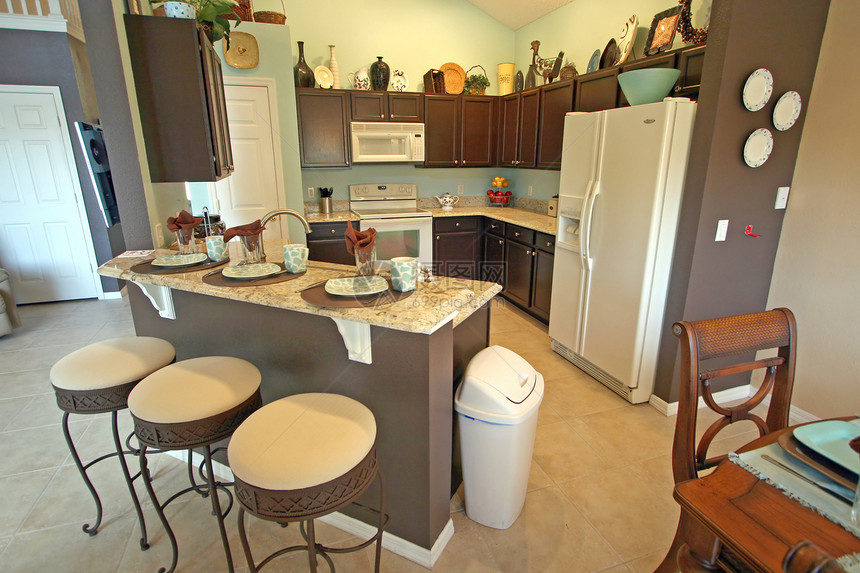 厨房洗碗机冰箱建筑学橱柜美食棕色酒吧烤箱龙头房子图片