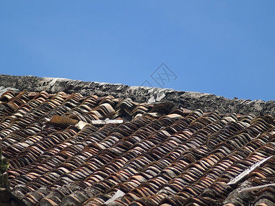 一座破旧破旧别墅的屋顶砖背景图片