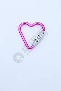 心形卡拉比纳齿轮力量安全粉色挂锁紫色金属钥匙运动娱乐背景图片
