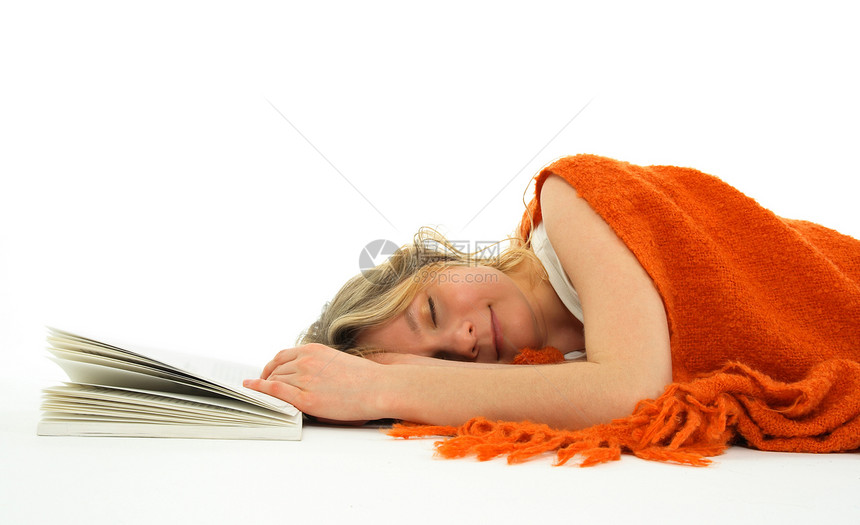 女孩用一本书睡着了图片