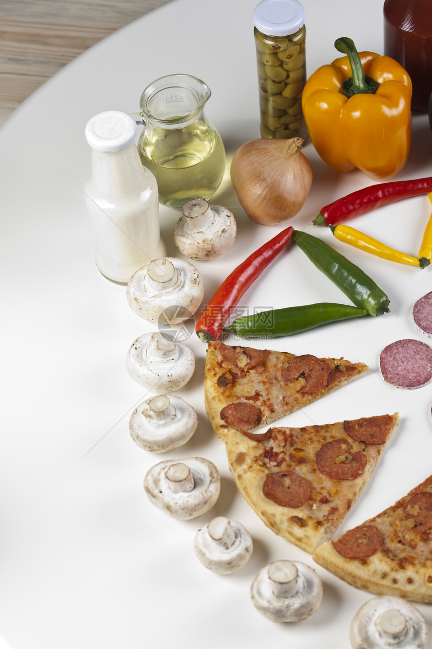 带香肠的比萨饼派对洋葱影棚服务食物面团蔬菜香料食用菌午餐图片