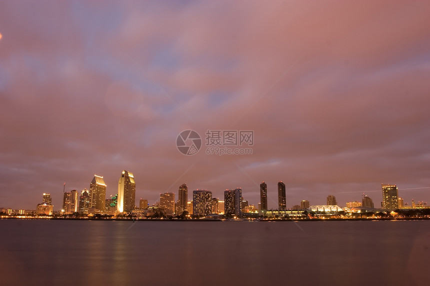 圣地亚哥城市紫色游客码头摩天大楼街道旅游商业多云天际图片