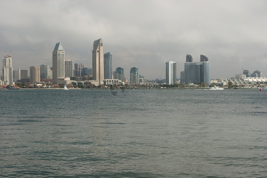 圣地亚哥多云天际城市海洋摩天大楼码头建筑学场景商业游客图片