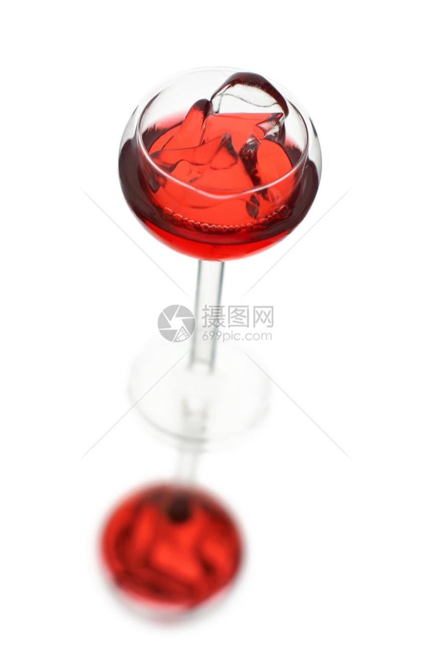 白底镜面上玻璃中的红尾粉玻璃质稻草白色反射饮料玻璃红色品味美味苏打图片