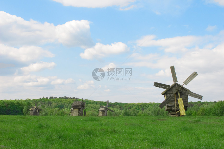 旧风车风景木头土地乡村天空刀刃蓝色技术村庄森林图片