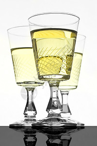 玻璃杯加葡萄酒食物金子黄色液体酒精反射酒杯玻璃白色背景图片