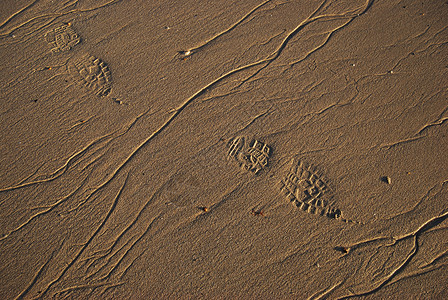 沙中脚印痕迹海滩简介背景图片