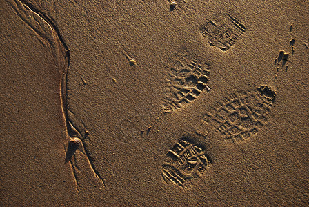 沙中脚印痕迹简介海滩背景图片