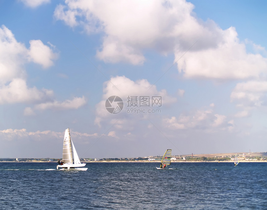 游艇波浪阳光天空假期海洋帆船桅杆巡航奢华场景图片