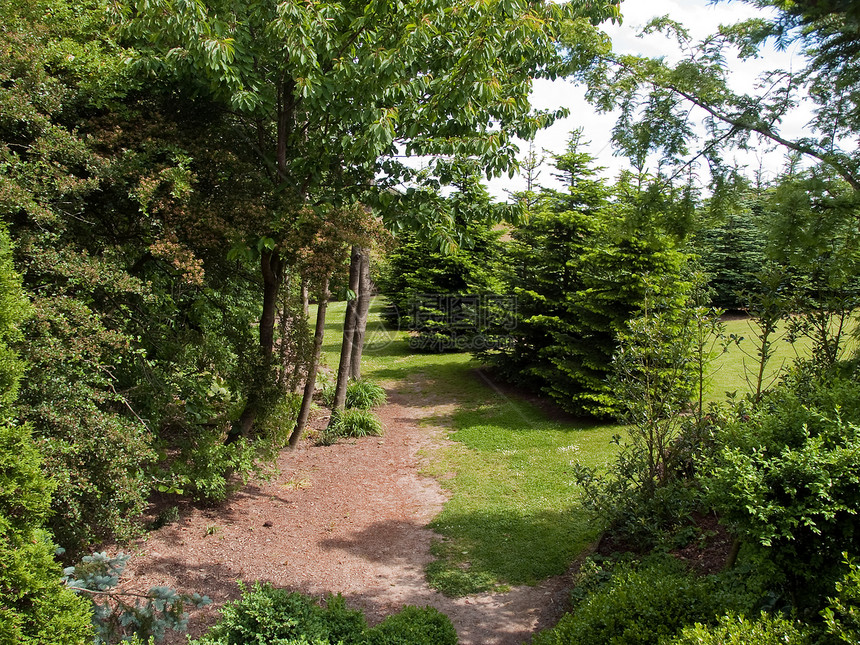 宁静的美丽花园建筑学小路财产院子阴影公园草地植物园林玉簪图片
