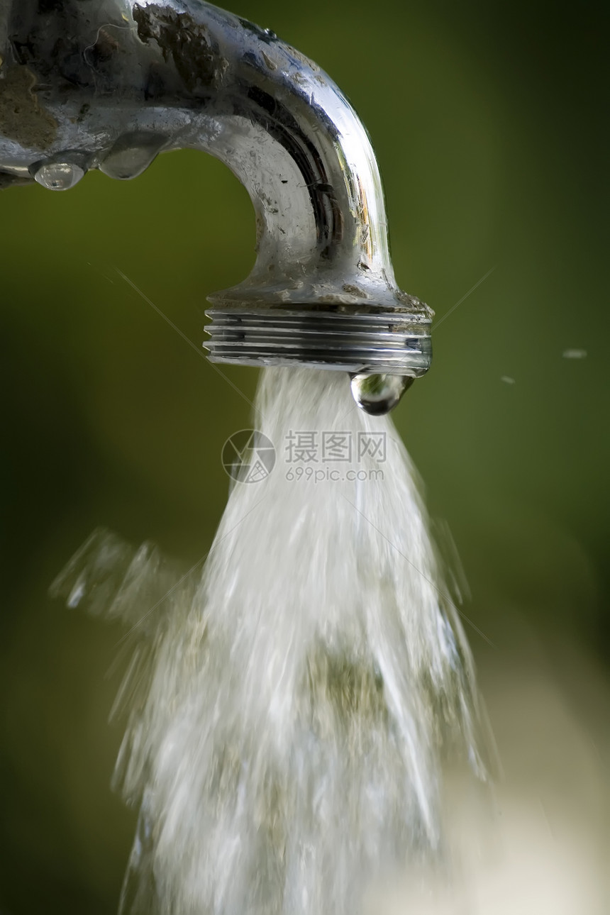 从花园水龙头流出的雨水损失绿色生态滴水跑步图片