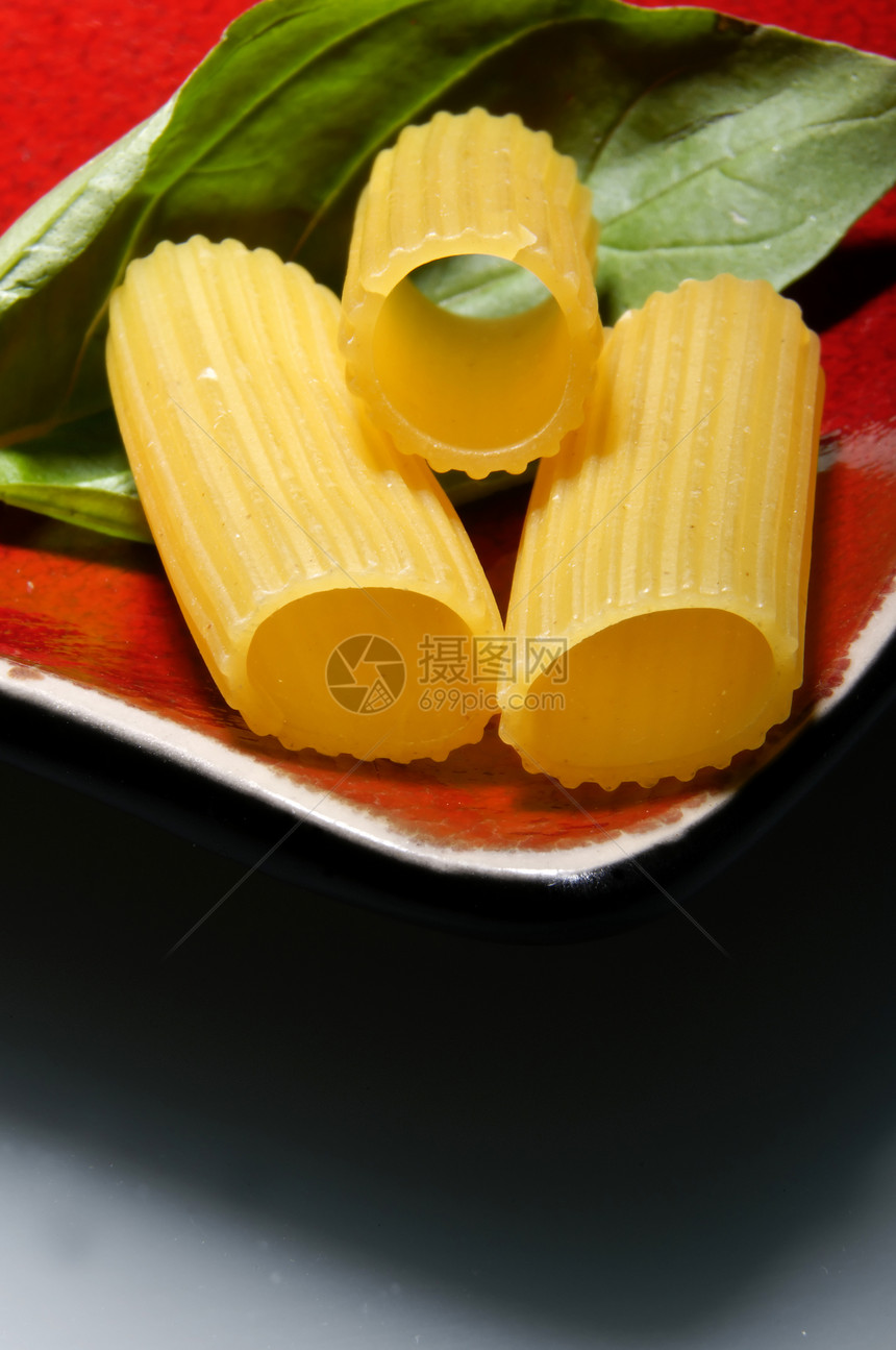 意大利美食黑色烹饪艺术黄色红色营养面条厨房营养师餐厅图片