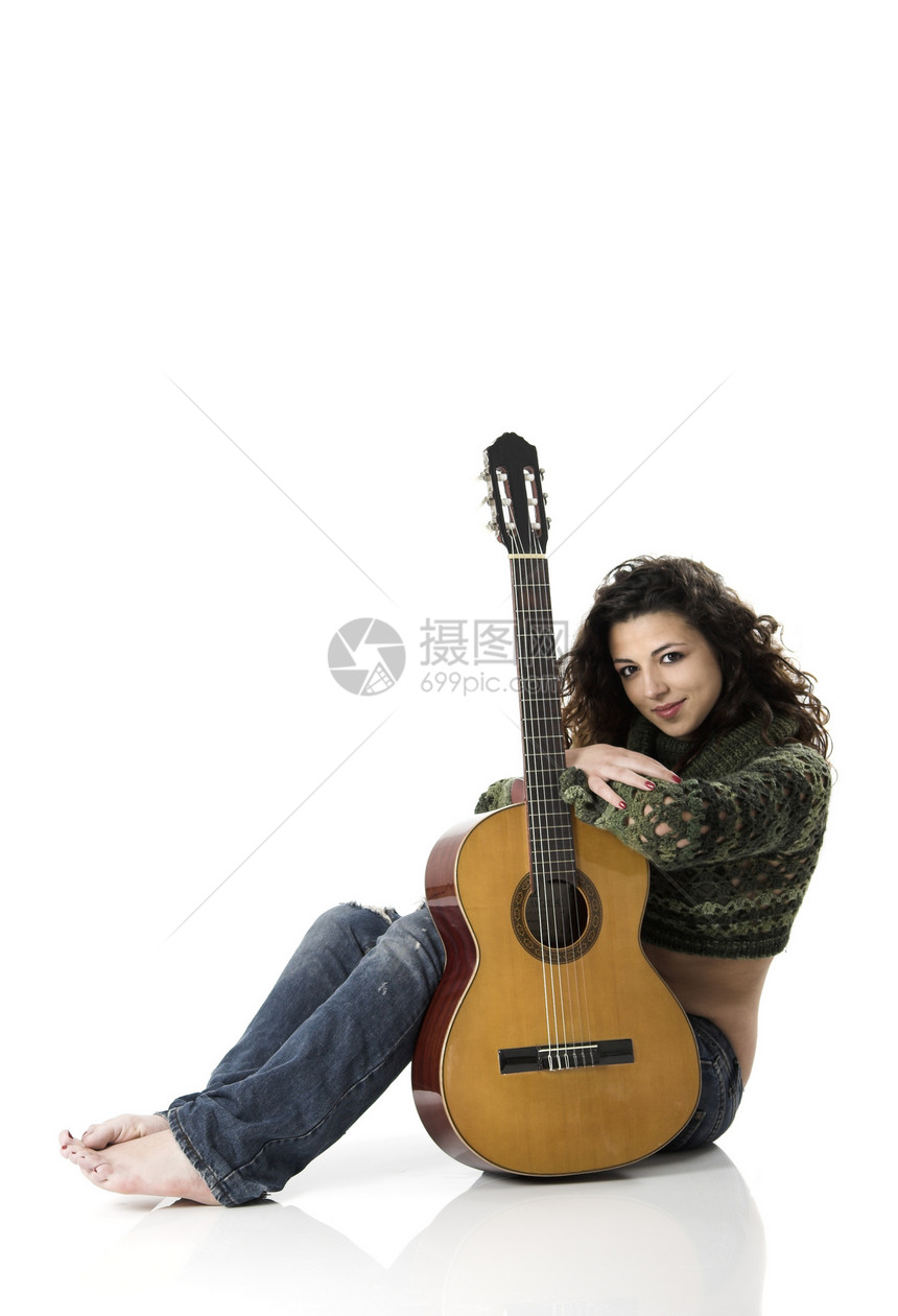 弹吉他音乐工作室冒充微笑青少年牛仔裤黑发娱乐白色女性图片