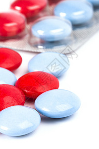 红色和蓝色药丸治疗药剂疾病医院店铺药物预防性科学维生素宏观背景图片