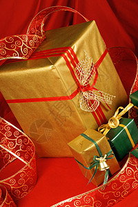 圣诞礼物包装展示丝带礼品红色礼物绿色金子背景图片