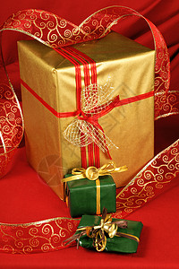 圣诞礼物丝带礼品金子包装礼物展示红色绿色背景图片