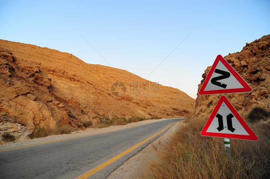 路标路牌沥青沙漠岩石警告危险运输峡谷航程三角形天空图片