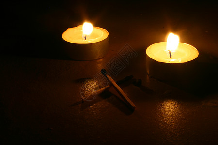 蜡烛和火柴桌子背景图片