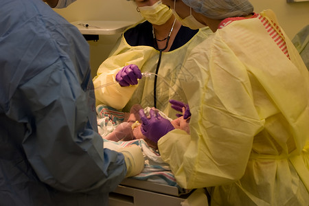检查新生儿送货孩子手术外科考试程序新生医疗护士女孩高清图片
