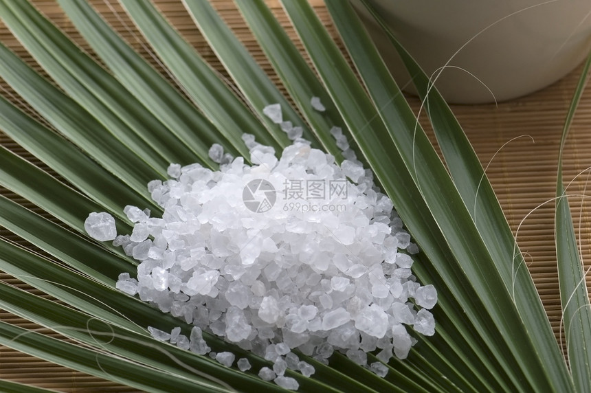 浴盐和棕榈叶治疗叶子温泉擦洗皮肤水晶精神棕榈花瓣身体图片