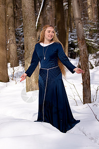 女士和雪雪蓝色头发小精灵裙子金发女郎姿势女性树干精灵衣服背景图片