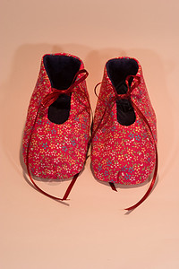 是个女孩衣服孩子淋浴鞋类帮助粉色预期展示新生靴子背景图片
