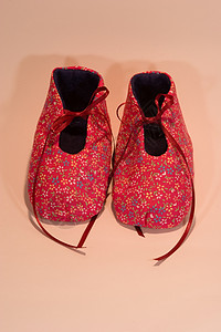 是个女孩礼物鞋类孩子帮助靴子衣服粉色父母淋浴预期背景图片