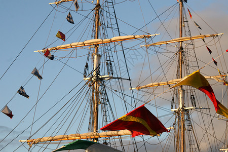 帆旗杆海洋背景图片