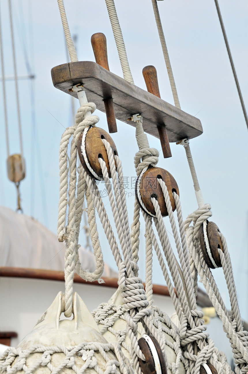 高级帆船细节海洋棕色电缆绳索工具滑轮航海港口索具血管图片