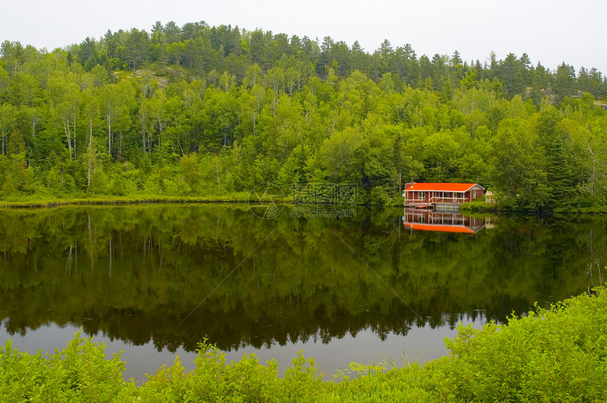 红屋岩石橙子山脉窗户白色公园森林绿色房子反思图片