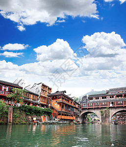 中国凤凰城的风景村庄房子少数民族蓝色建筑吸引力游客反射城市天空背景图片