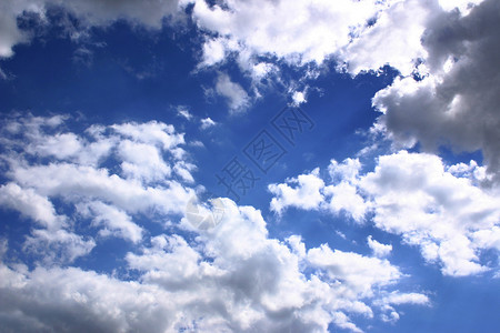 深蓝天空和乌云高清图片