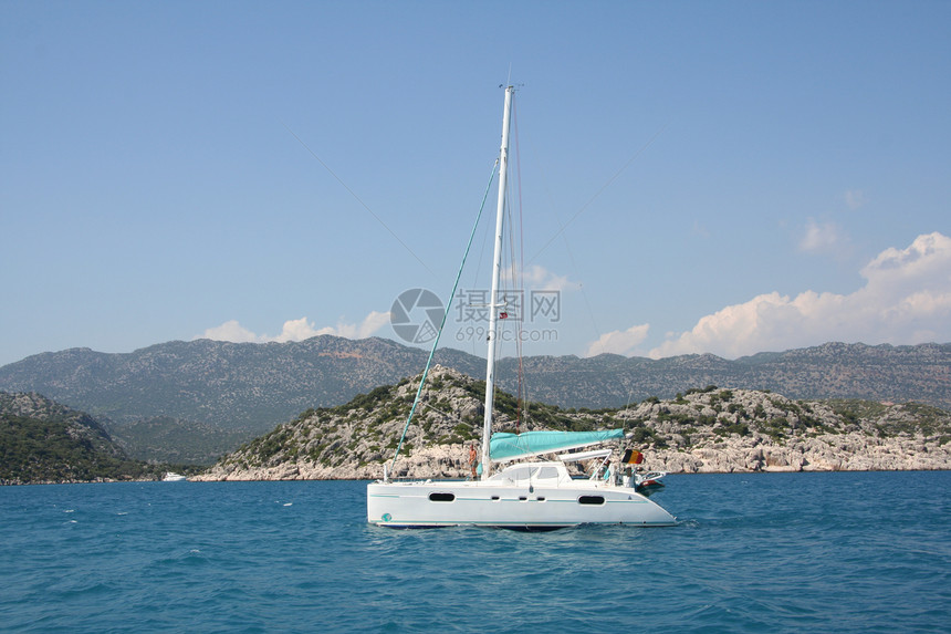 B 地中海海洋树木航行游艇旅行波浪石质绿色快乐帆船岩石图片