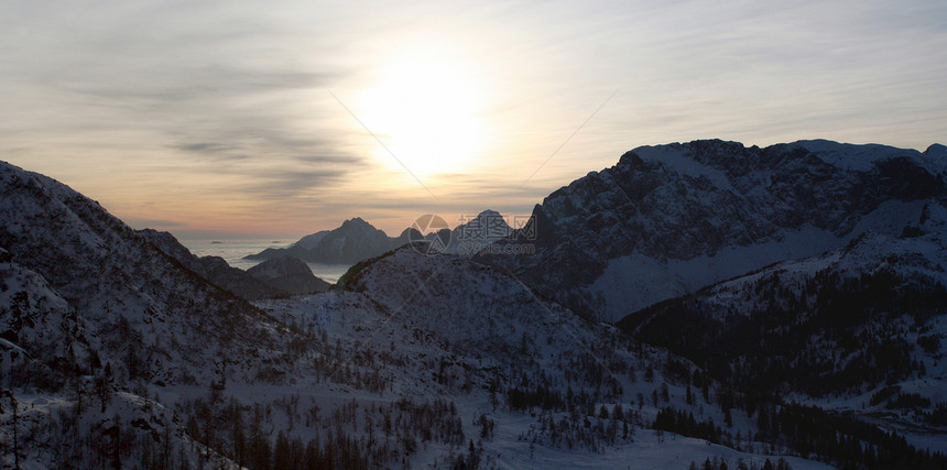 蓝山山脉温度滑雪天空蓝色太阳天气旅行季节全景图片