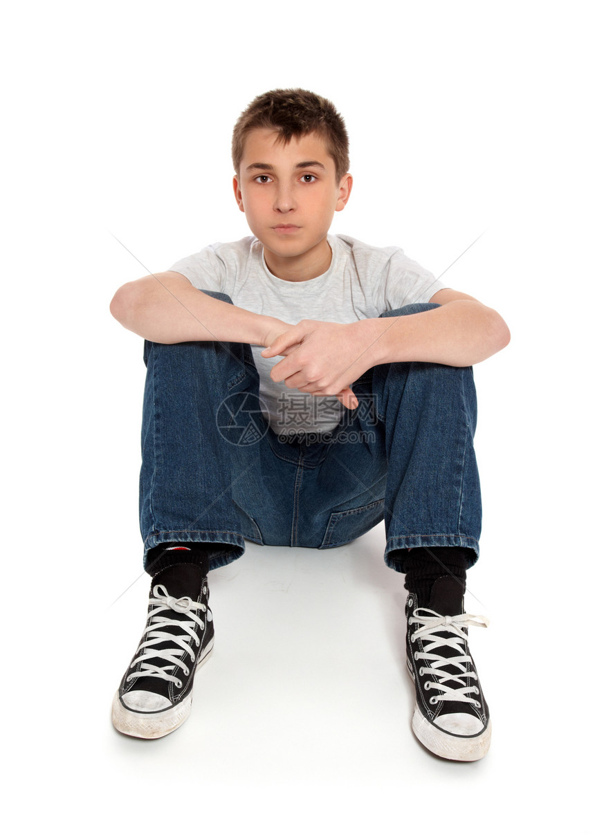 穿着牛仔裤和T恤衫的十几岁男孩图片