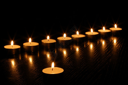 浪漫的蜡烛火焰健康黑色背景图片