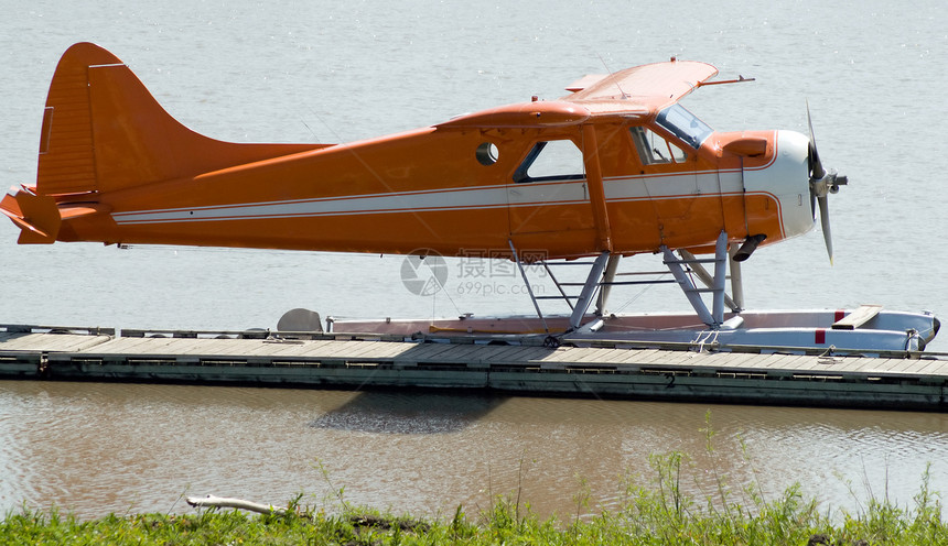 小平面e运输飞机港口乡村码头航空漂浮浮桥水上飞机丛林图片