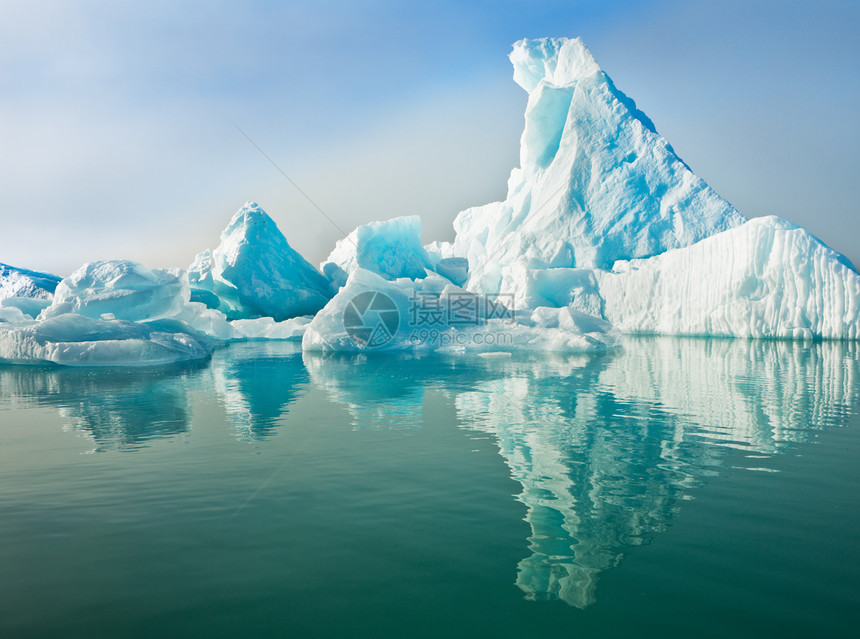 冰山在平静水中漂浮图片