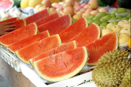 新鲜西瓜摊位市场红色水果背景图片