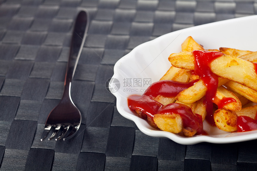 典型盘子上的炸薯条育肥食物黄色脂肪烹饪土豆油炸润滑脂饮食背景图片